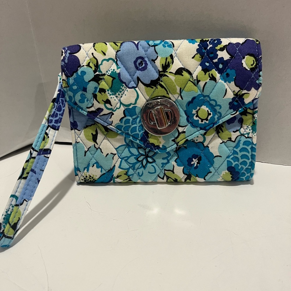 NWOT Vera Bradley YOUR TURN SMARTPHONE WRISTLET Wallet IN Blueberry Blooms